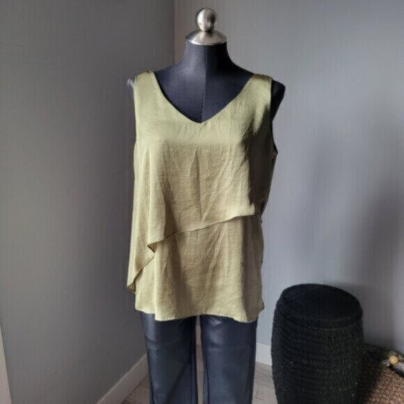 Frank Lyman Green Satin Sleeveless  Blouse NWT Sz 8 - Picture 1 of 13